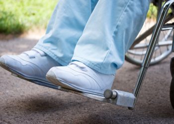 العلاج ساعد الطفل في الوقوف والمشي