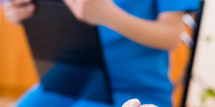 { שבץ } ساعدني العلاج للسكتة الدماغية