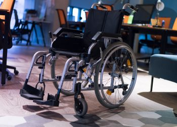 العلاج ساعد الطفلة في الوقوف على رجليها