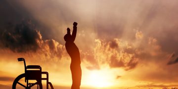 ساعدني العلاج على القيام عن كرسي العجلات