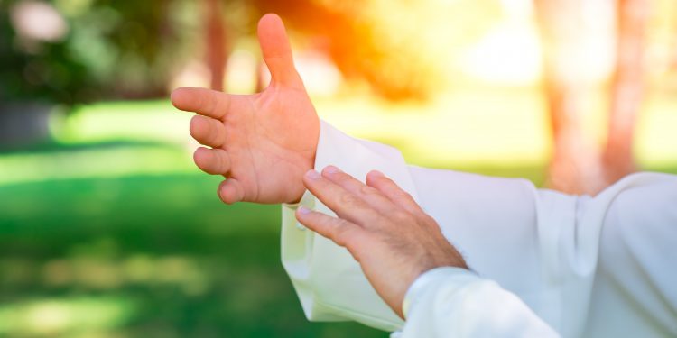 "أورن ظريف يساعد الإنسان على شفاء نفسه"