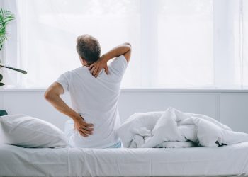 يؤثر النزوح الفقري في العمود الفقري على الجسم كله.