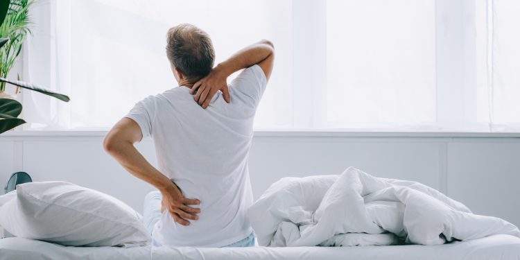 يؤثر النزوح الفقري في العمود الفقري على الجسم كله.